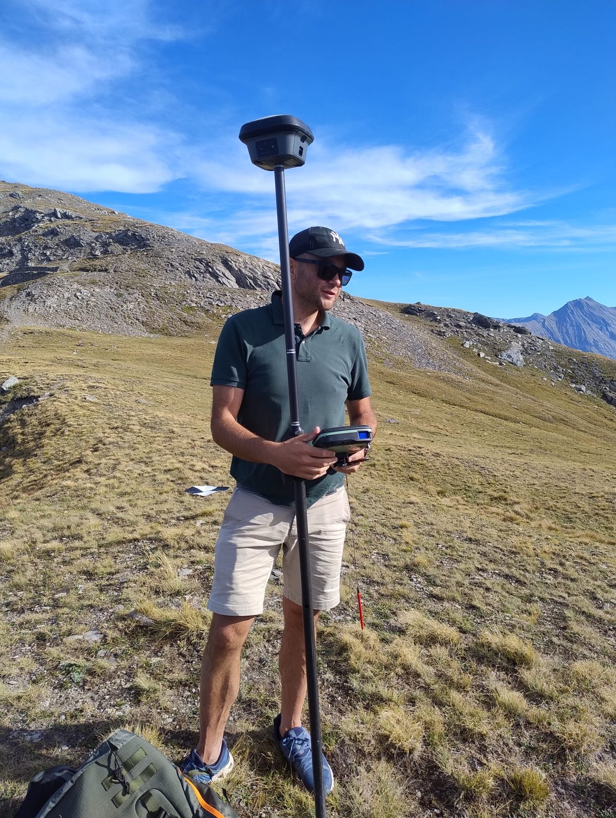 Stefano Madiotto durante un rilievo GNSS in ambiente montano